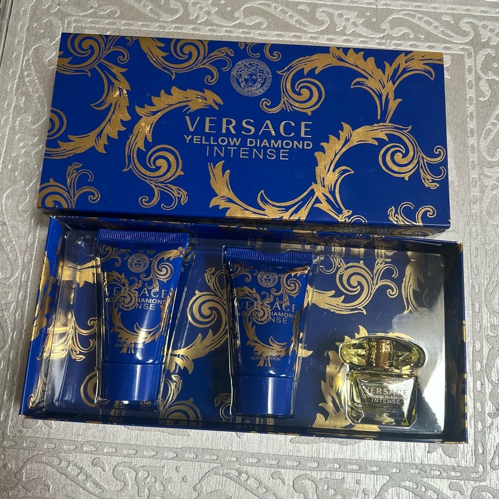 Versace Yellow Diamond Intense Gift Set - Picture 1 of 5